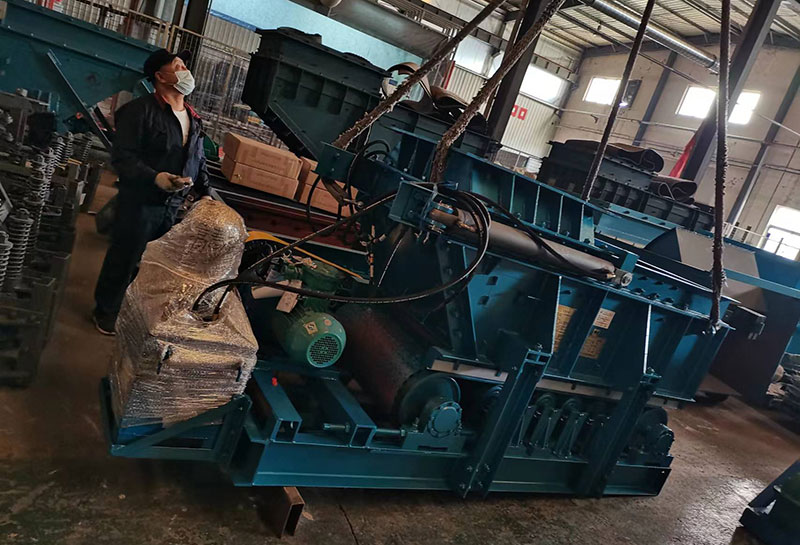 山東礦安重工一批甲帶式給煤機裝車發貨