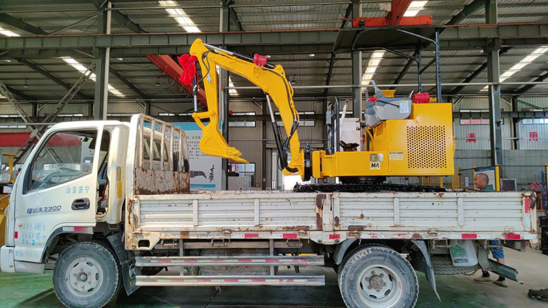 山東礦安機電生產的小型迷你挖掘機裝車發貨