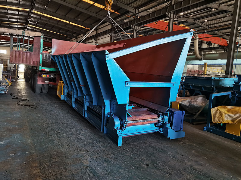 山東礦安重工生產的兩臺鏈式給料機裝車發貨