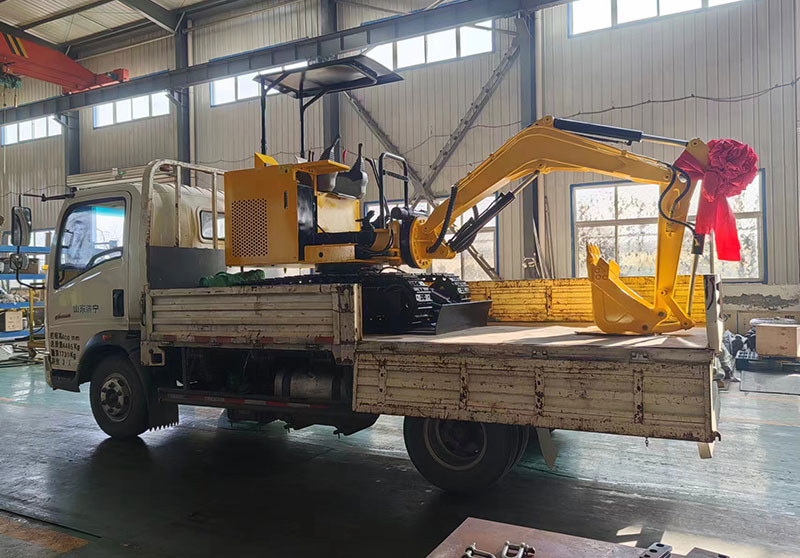 礦安重工生產的小型挖掘機裝車發往河南焦作